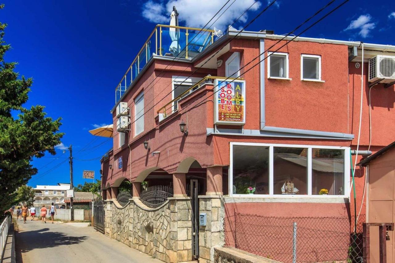 Vila Alby Hotel Bar Exterior photo